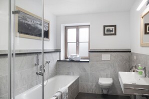 Bathtub, hair dryer, towels - Apartment "Alpspitz" with Mountain View, Balcony & Wi-Fi (Garmisch-Partenkirchen)