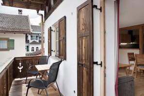 Outdoor dining - Apartment "Alpspitz" with Mountain View, Balcony & Wi-Fi (Garmisch-Partenkirchen)