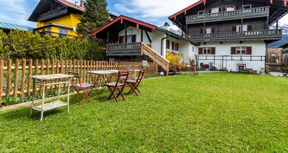 Ferienwohnung 'Haus Alpenveilchen - Appartement 1' mit Bergblick, privater Terrasse und WLAN