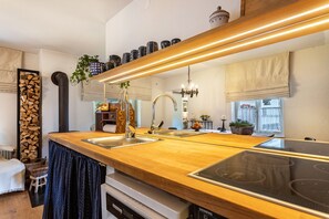 Fridge, oven, stovetop, dishwasher - Apartment 'Haus Alpenveilchen - Appartement 1' with Mountain View, Private Terrace and Wi-Fi (Schönau am Königsee)