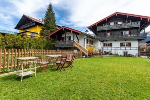 Outdoor dining - Apartment 'Haus Alpenveilchen - Appartement 1' with Mountain View, Private Terrace and Wi-Fi (Schönau am Königsee)