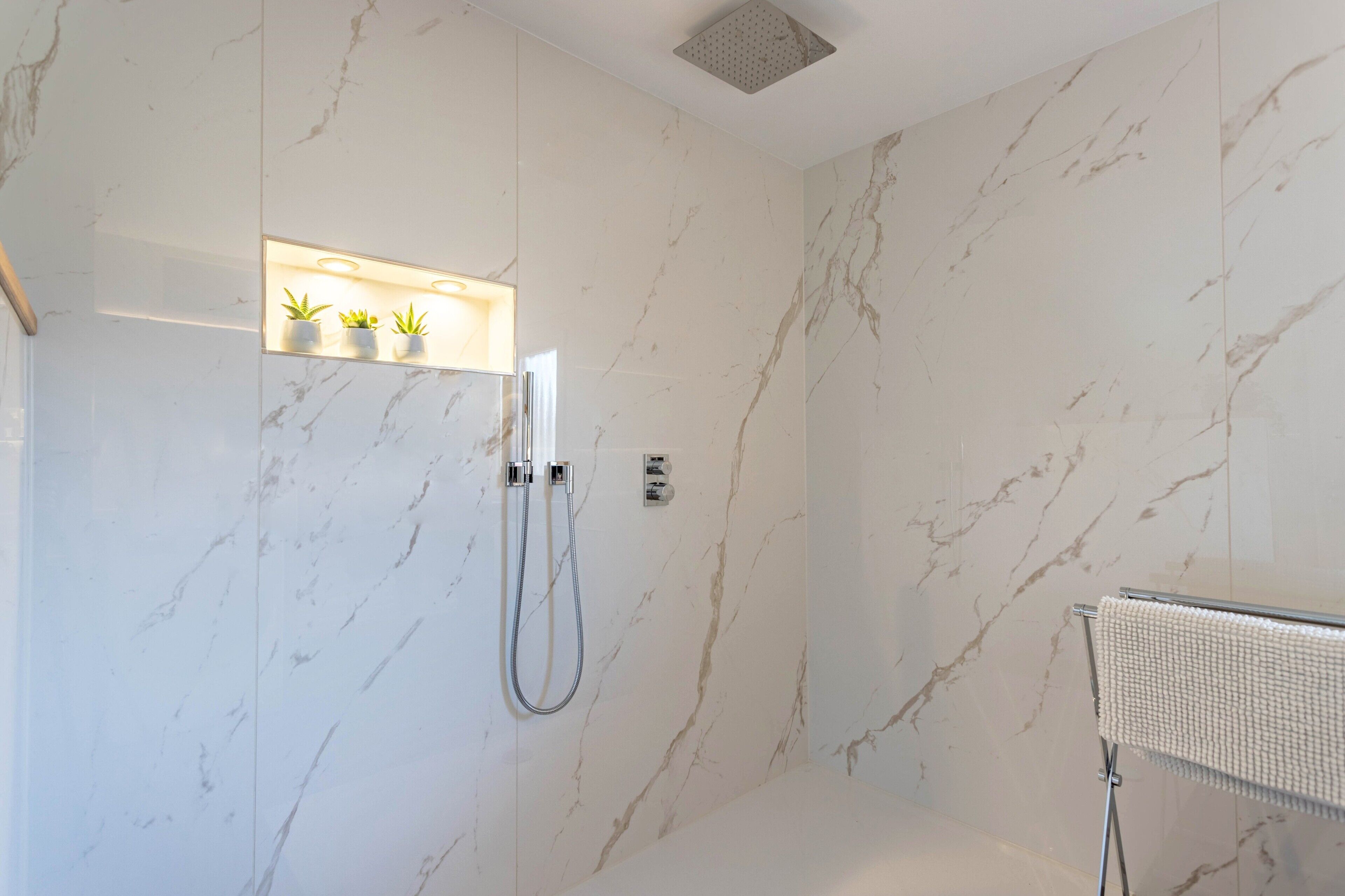 Dusche, Haartrockner, Handtücher