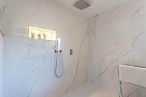 Een douche, een haardroger, handdoeken