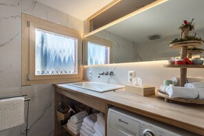 Suihku, hiustenkuivaaja, pyyhkeet