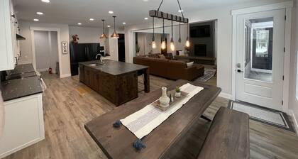 New Yellowstone Island Park Lake House, Boat Slip, Hot Tub Sleeps 19