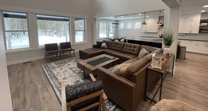 New Yellowstone Island Park Lake House, Boat Slip, Hot Tub Sleeps 19