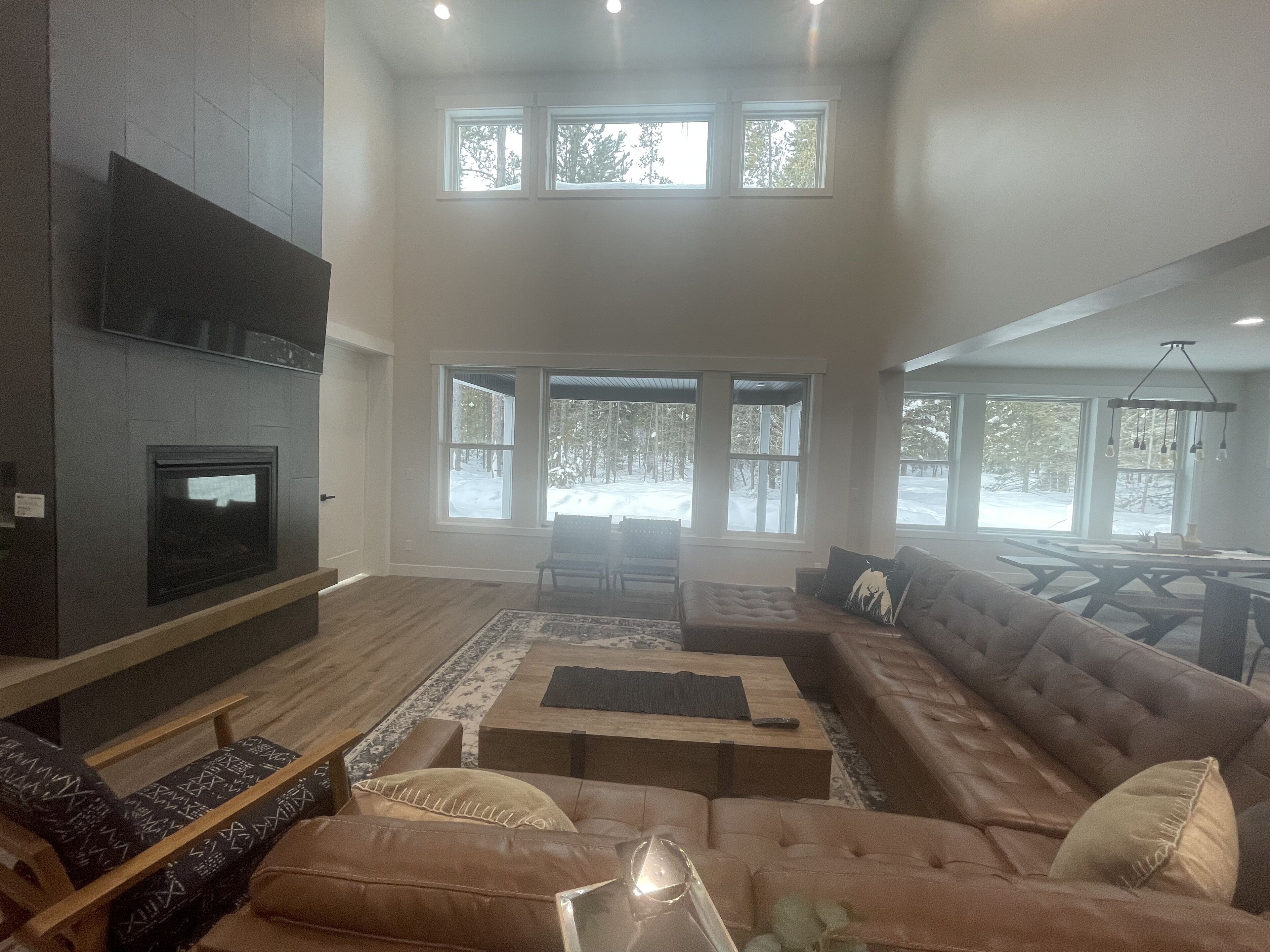 TV connectée, cheminée, jeux vidéo, baby-foot