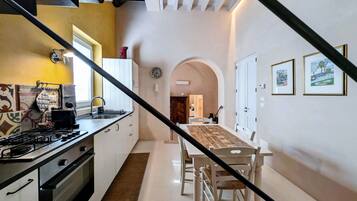 Kühlschrank, Ofen, Kochgeschirr/Geschirr/Besteck, Esstisch