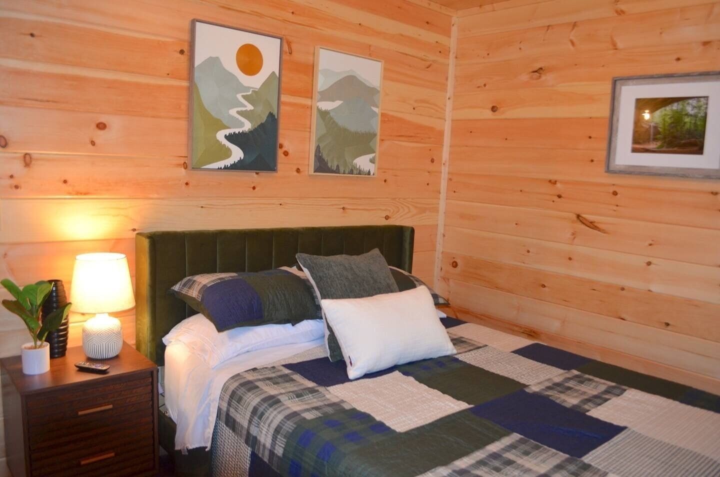 6 bedrooms, desk, WiFi, bed sheets