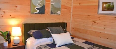 6 bedrooms, desk, WiFi, bed sheets