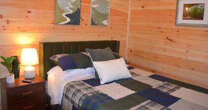 Luxury New 6BR lodge, 2 fireplaces, mini POOL/SPA
