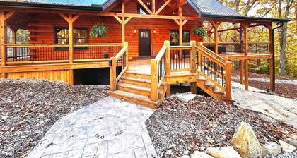 Luxury New 6BR lodge, 2 fireplaces, mini POOL/SPA