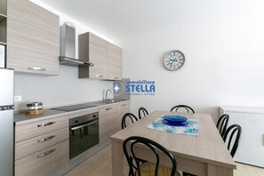 Mikroaaltouuni, astianpesukone, keittoastiat/astiat/ruokailuvälineet