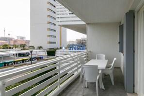 Outdoor dining - [Residence Maricel] Trilocale > Pool + Free park (Jesolo)