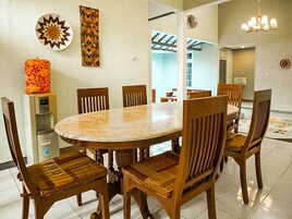 32-inch LED TV with cable channels, TV