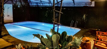 Una piscina al aire libre