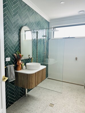 Shower, hair dryer, towels, soap - Beautifully renovated apartment close to beach with a gorgeous views (Solomontown)