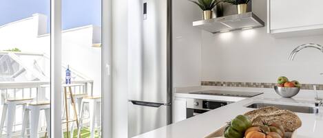 Frigorífico, microondas, horno y lavavajillas