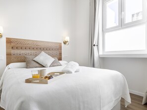 2 bedrooms, iron/ironing board, internet, bed sheets