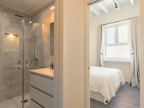 Shower, hair dryer, towels - La Joya de Santa Cruz - Margarita penthouse (Sevilla)
