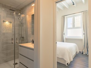 Een douche, een haardroger, handdoeken