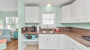 Refrigerador, microondas, cafetera y tetera y tostadora