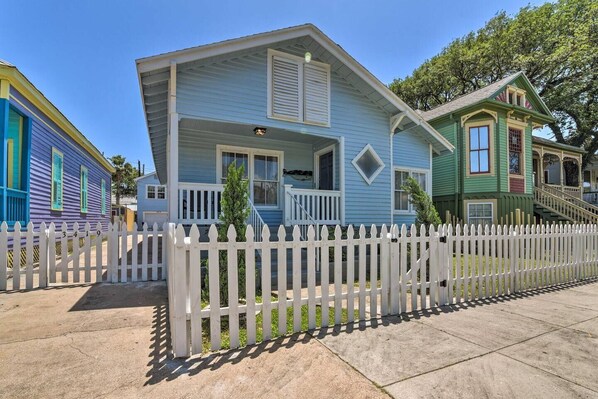 A row of colorful houses with a white picket fence in front. - Three Bungalows to Spread out for Large Group or Family (Galveston)
