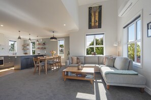 Smart TV, books, streaming services - Trendy Townhouse - Stunning, modern yet characterful city-fringe townhouse in the heart of The Wood (Nelson)