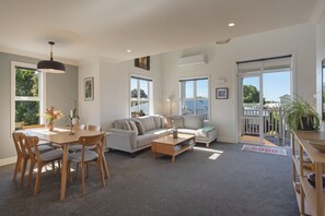 Smart TV, books, streaming services - Trendy Townhouse - Stunning, modern yet characterful city-fringe townhouse in the heart of The Wood (Nelson)
