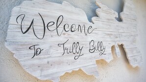 A wooden sign with the text "Welcome to Truly Billy." - ALLOGGI DEL MIRTO - TRILLY DEL MIRTO (Capoliveri)