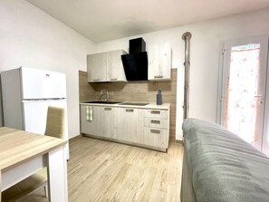 Fridge, dishwasher