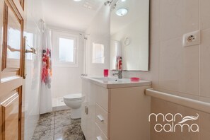 Combined shower/tub