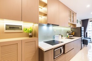 Frigorifero, microonde, forno, piano cottura