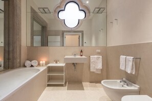 Bathtub, hair dryer, bidet, towels