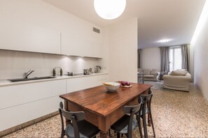 Interior - Refined luxury apartment in a 15th century Palazzo with canal view (Venezia)