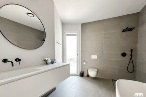 Badewanne, Haartrockner, Handtücher