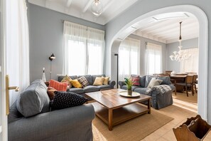 TV, table football, ping pong - La Torre del Dr. Pont. Nature and entertainment. (Sant Boi de Lluçanès)