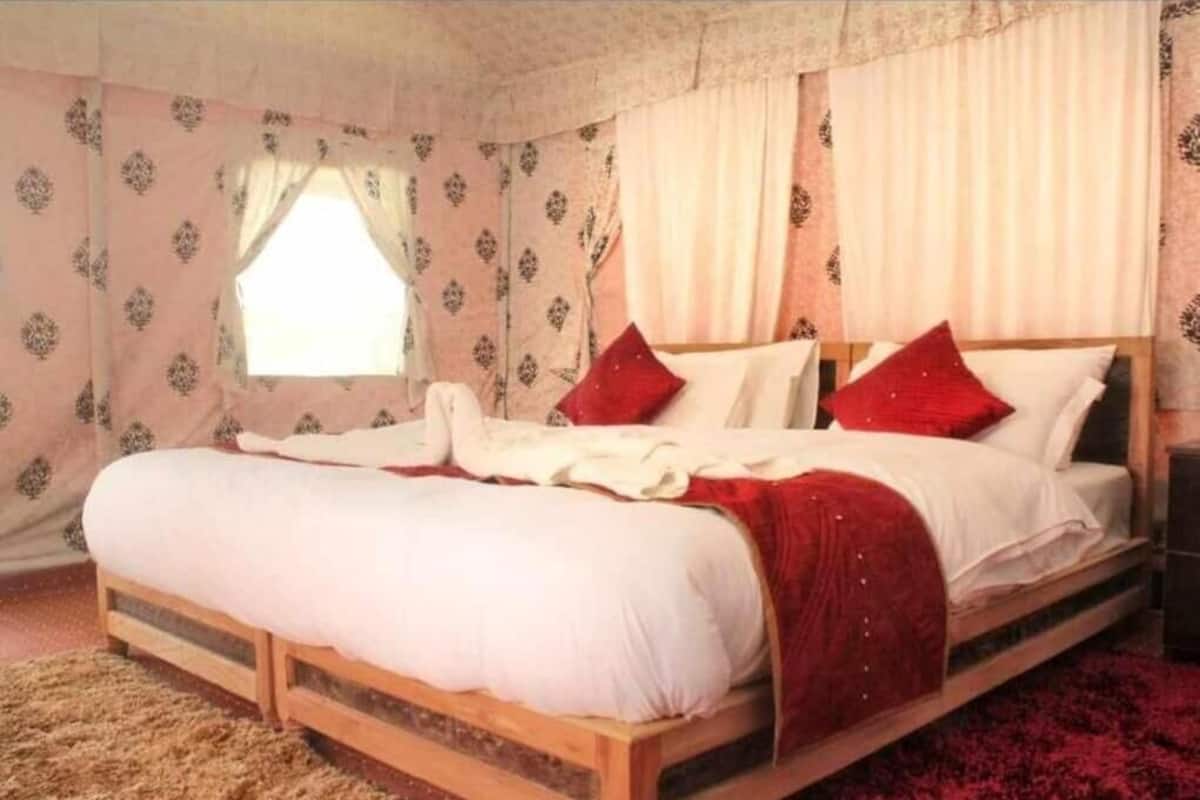 Habitación Deluxe doble | Cortinas opacas y ropa de cama
