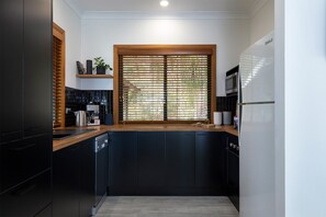 Réfrigérateur, four à micro-ondes, un four, surface de cuisson