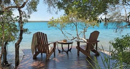 Noosa Deluxe Cottage (1 bdrm) - lakefront retreat. Double spa and wood fire