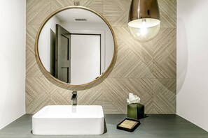 Ducha y bañera combinadas, secador de pelo, toallas y champú