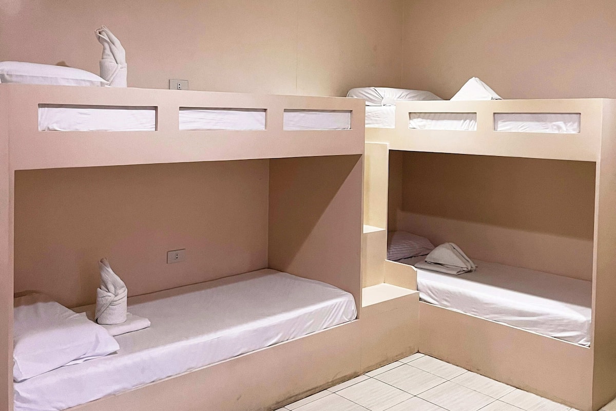 Gemeinsamer Schlafsaal | Verdunkelungsvorhänge, schallisolierte Zimmer, Zustellbetten