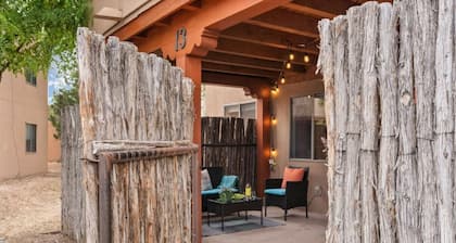 Ski Discounts! Eclectic Condo 5-min to Meow Wolf