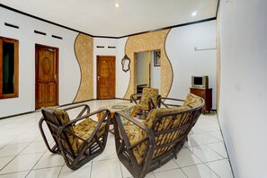 Lobby sitting area - OYO Life 3956 Hotel Palem 2 Syariah (Malang)