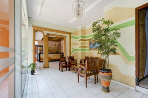 Coin salon dans le hall