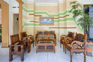 Lobby sitting area - OYO Life 3956 Hotel Palem 2 Syariah (Malang)