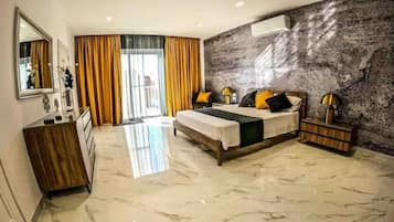 3 bedrooms, in-room safe, desk, iron/ironing board