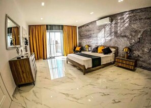 3 habitaciones, caja de seguridad en la habitación y escritorio 