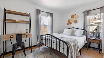 3 chambres, bureau, fer et planche Ă repasser, lit parapluie