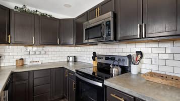 Een koelkast, een microgolfoven, een oven, een kookplaat